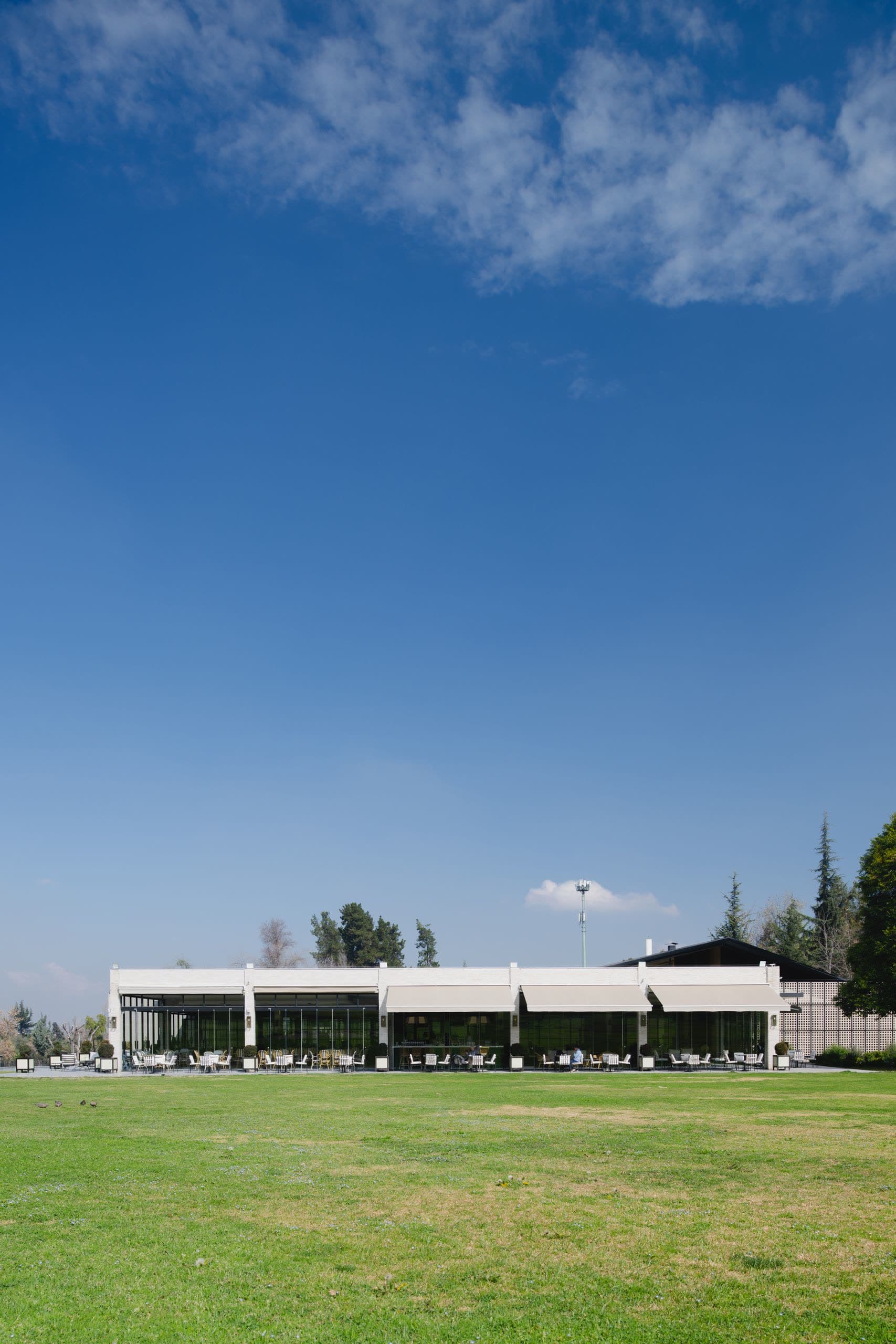 Club house y green del Club de Golf La Dehesa, entorno de Vista Golf Etapa 2